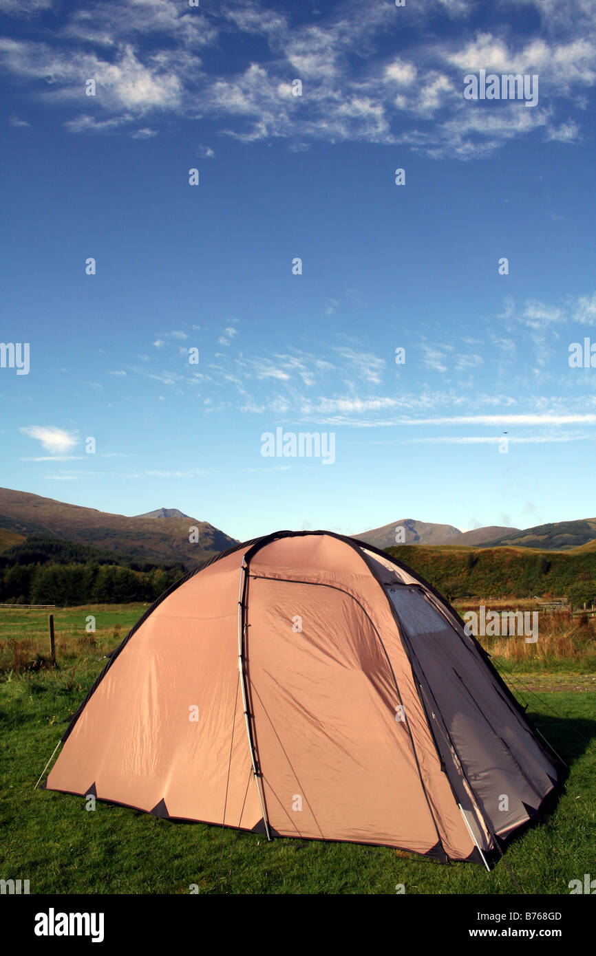 Campeggio in tenda sole nelle Highlands scozzesi sul West Highland Way in Scozia Foto Stock