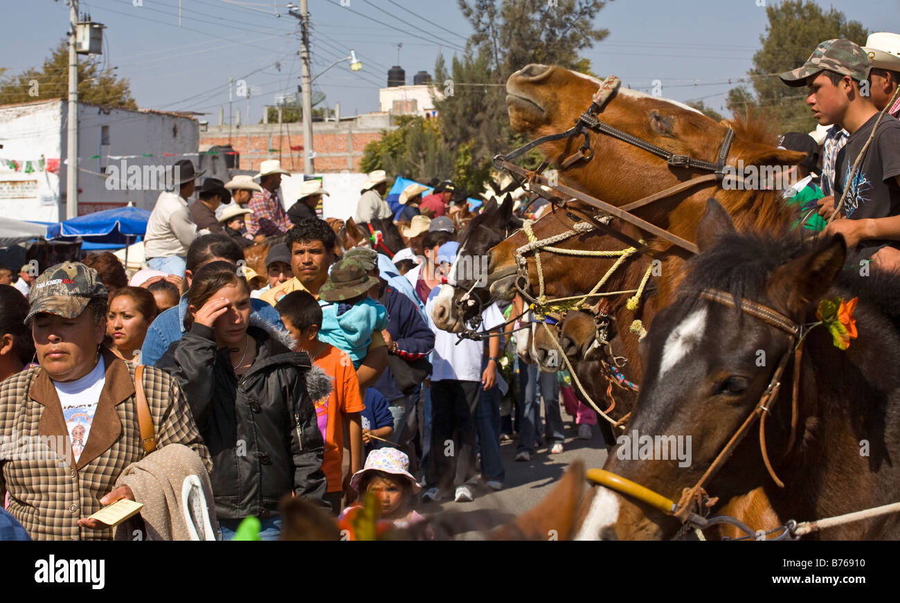 CABALLEROS o messicano cowboy Ride in città per la festa della Vergine di Guadalupe LOS RODRIGUEZ GUANAJUATO MESSICO Foto Stock