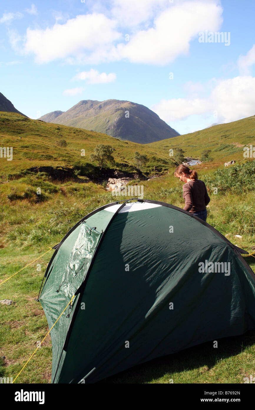 Donna campeggio selvaggio nelle Highlands scozzesi in Scozia in Glen Etive Foto Stock