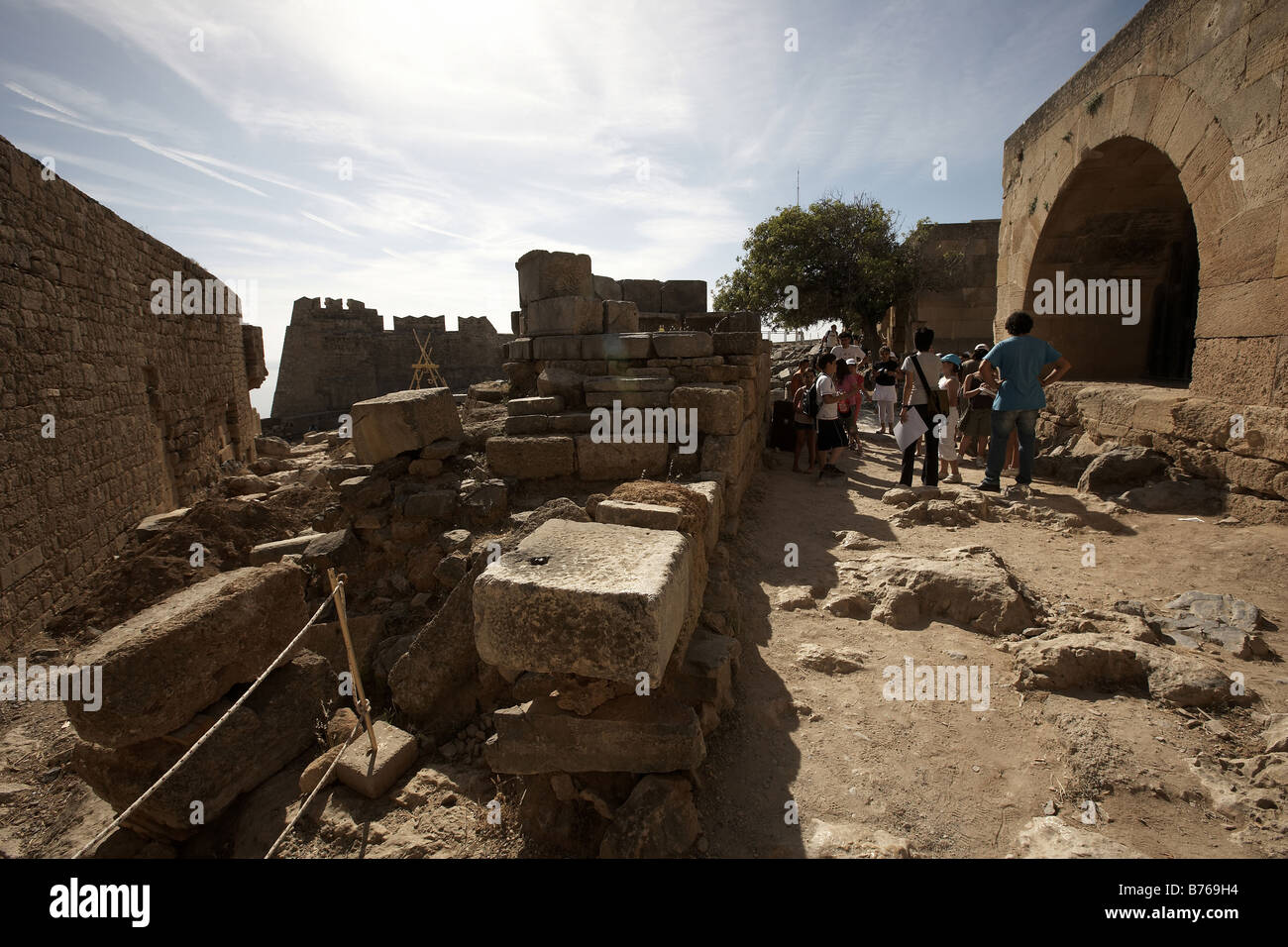 La scuola dei bambini guardando intorno alle rovine dell'acropoli di Lindos Isola di Rodi Grecia Foto Stock