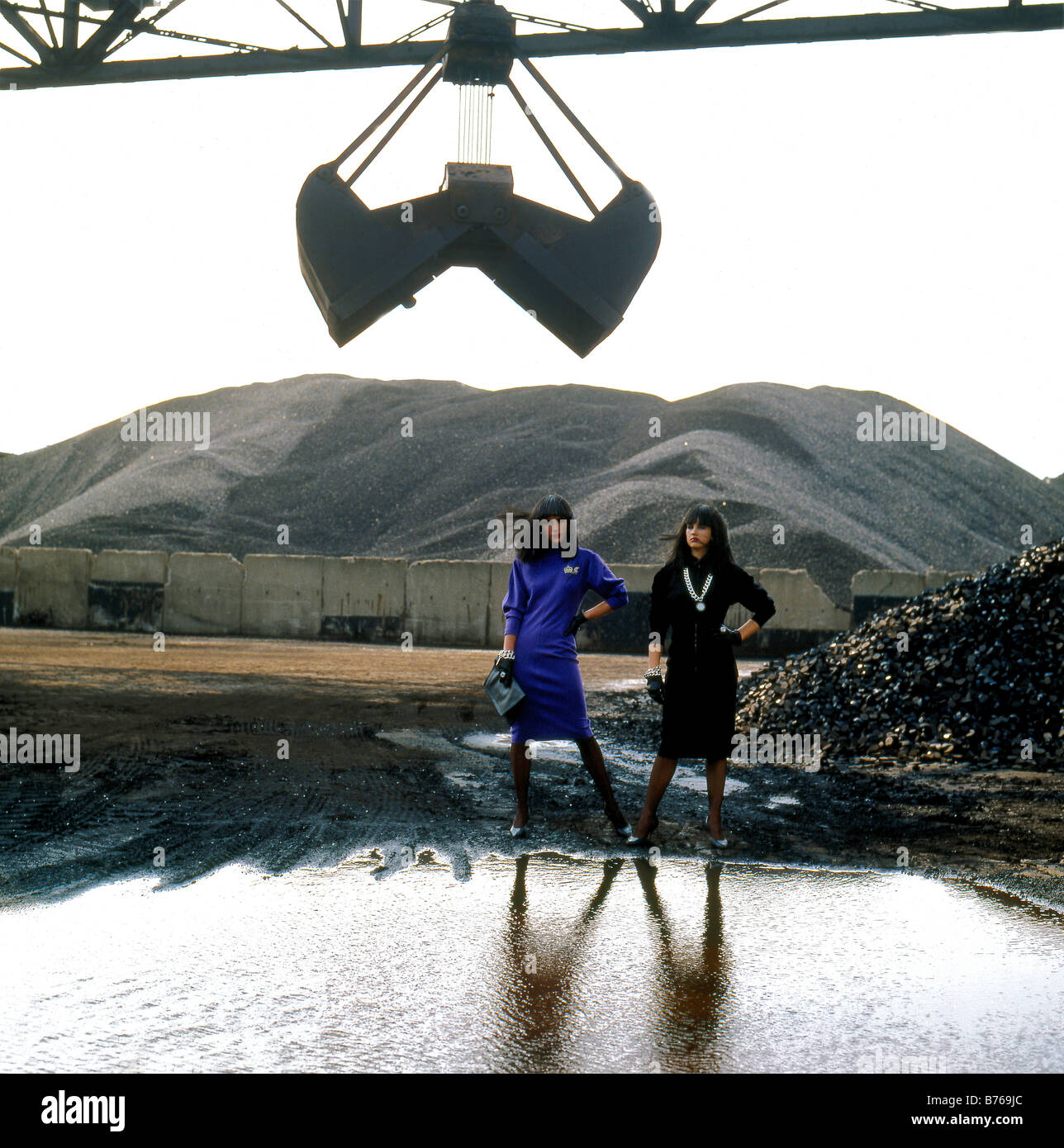 Due donne su un dump di carbone Foto Stock