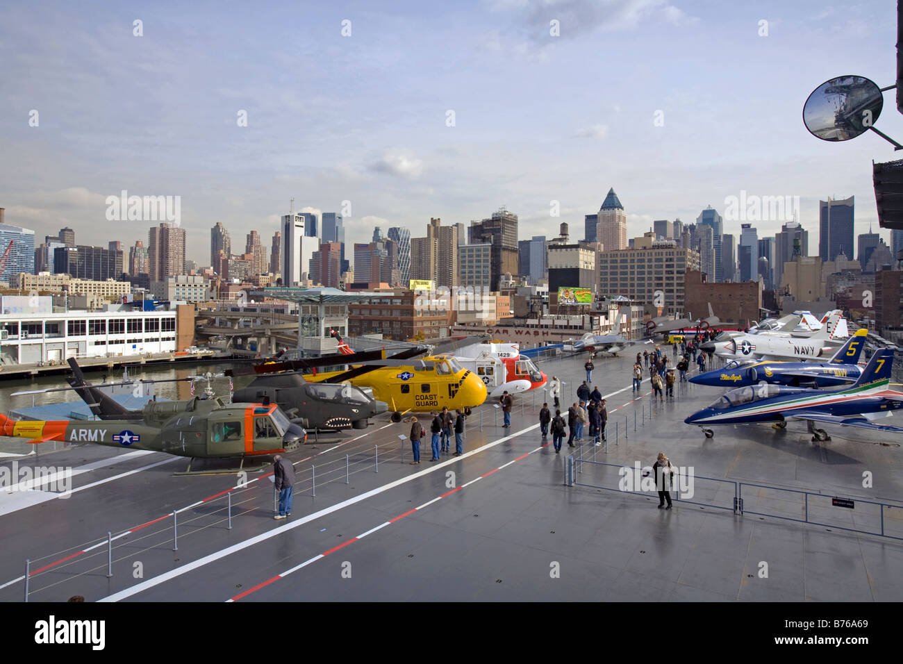 Ponte di volo, l'Intrepid Sea, il Museo dell'aria e dello spazio, Manhattan, New York, Stati Uniti d'America Foto Stock