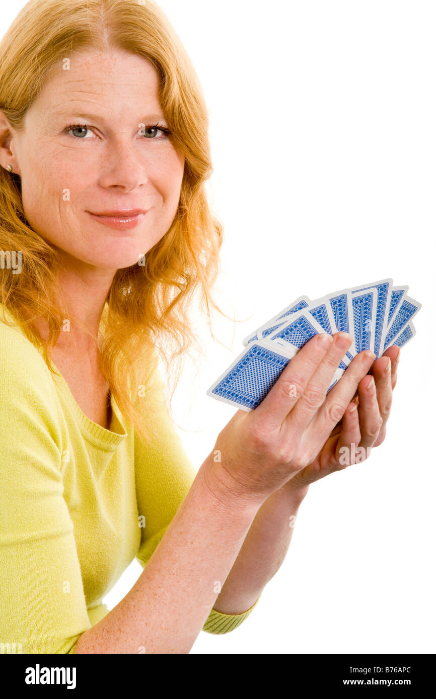Redhead donna con carte da gioco Foto Stock