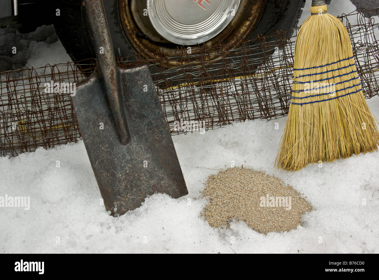 Ginestra refilati pala di acciaio piegato il filo in stucco del disordine del kitty lungo con profonda del battistrada dei pneumatici da neve dare una buona trazione su neve ghiaccio Foto Stock