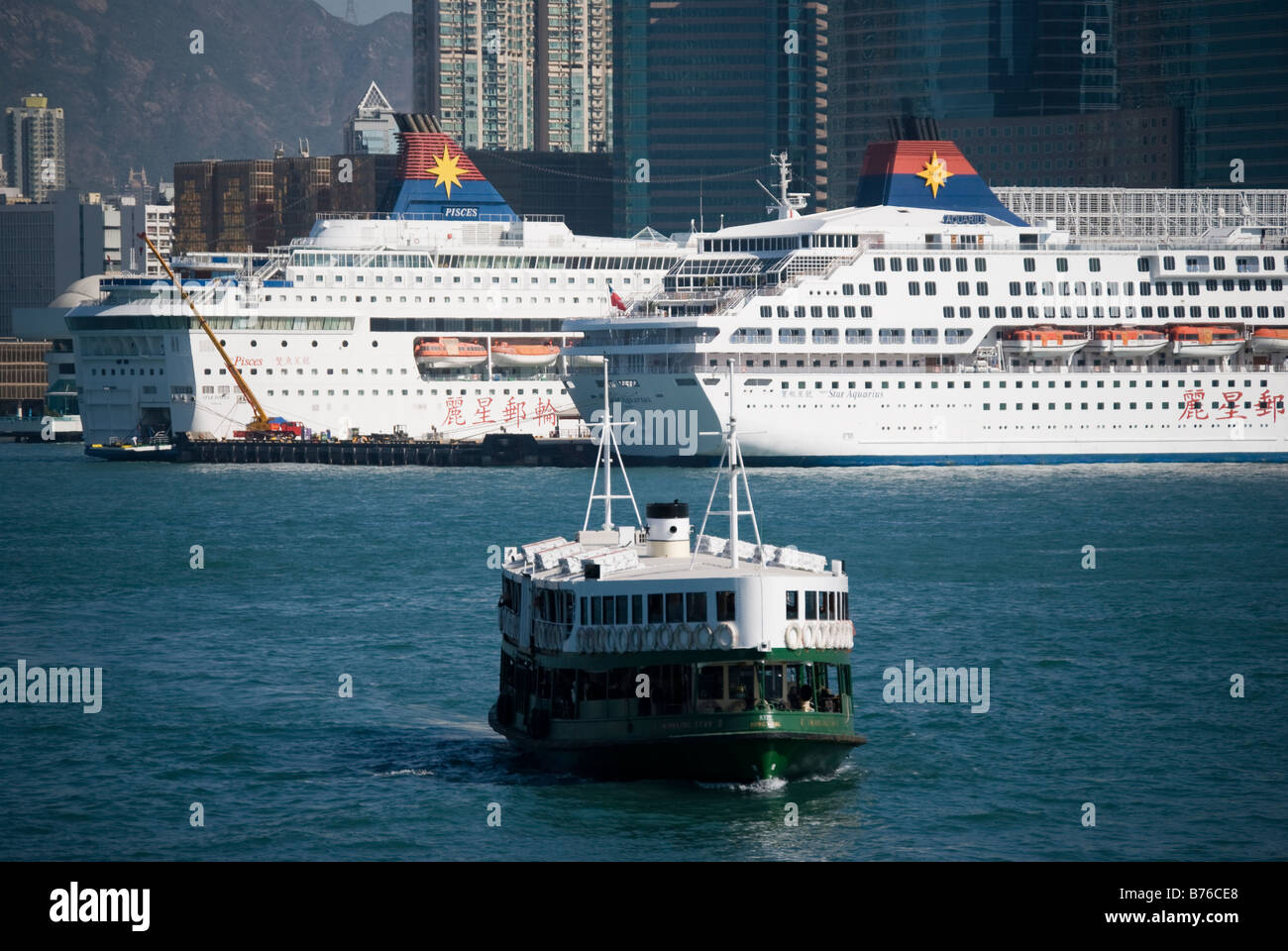 Star Ferry Crossing da Tsim Sha Tsui, Central Pier, Sheung Wan, Victoria Harbour, Isola di Hong Kong, Hong Kong, Cina Foto Stock