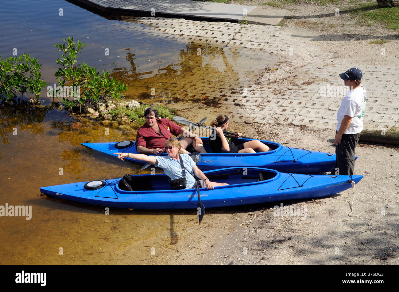 J N Ding Darling National Wildlife Refuge Sanibel Island Florida USA i visitatori si prepara ad affrontare la loro canoe su un viaggio Foto Stock