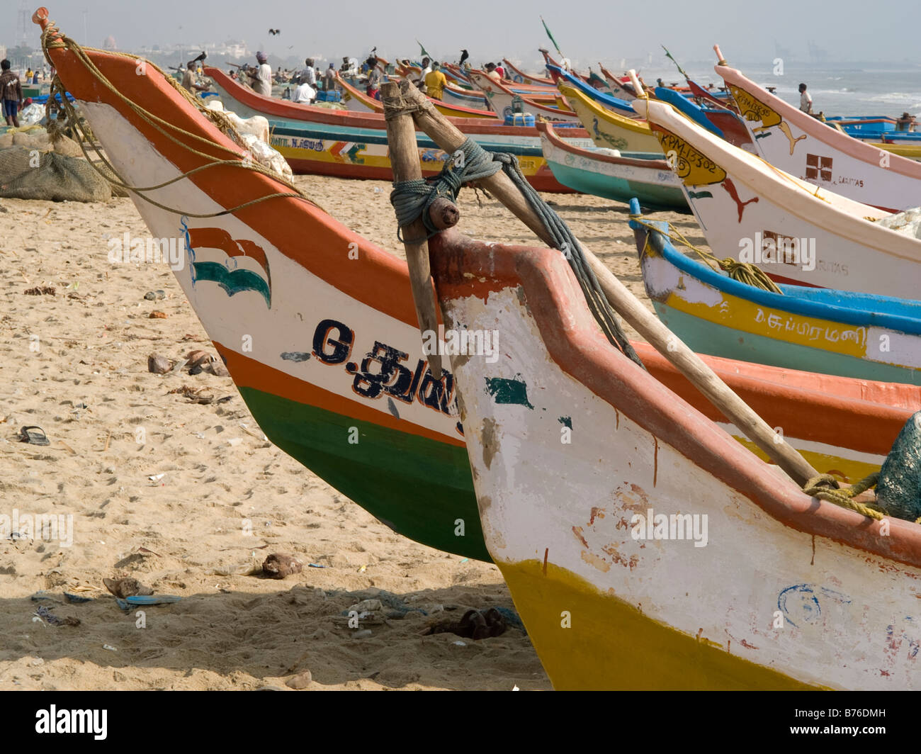 Le barche dei pescatori redatto sulla spiaggia al di fuori di Chennai, India Foto Stock