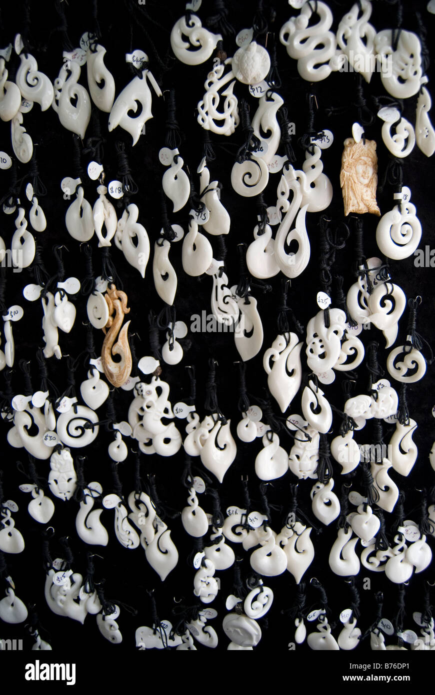 Bone carving pendenti nelle forme tradizionali di pesce Maori ganci, Cathedral Square, Christchurch, Canterbury, Nuova Zelanda Foto Stock Bone carving pendenti nelle forme tradizionali di pesce Maori ganci, Cathedral Square, Christchurch, Canterbury, Nuova Zelanda Foto Stock