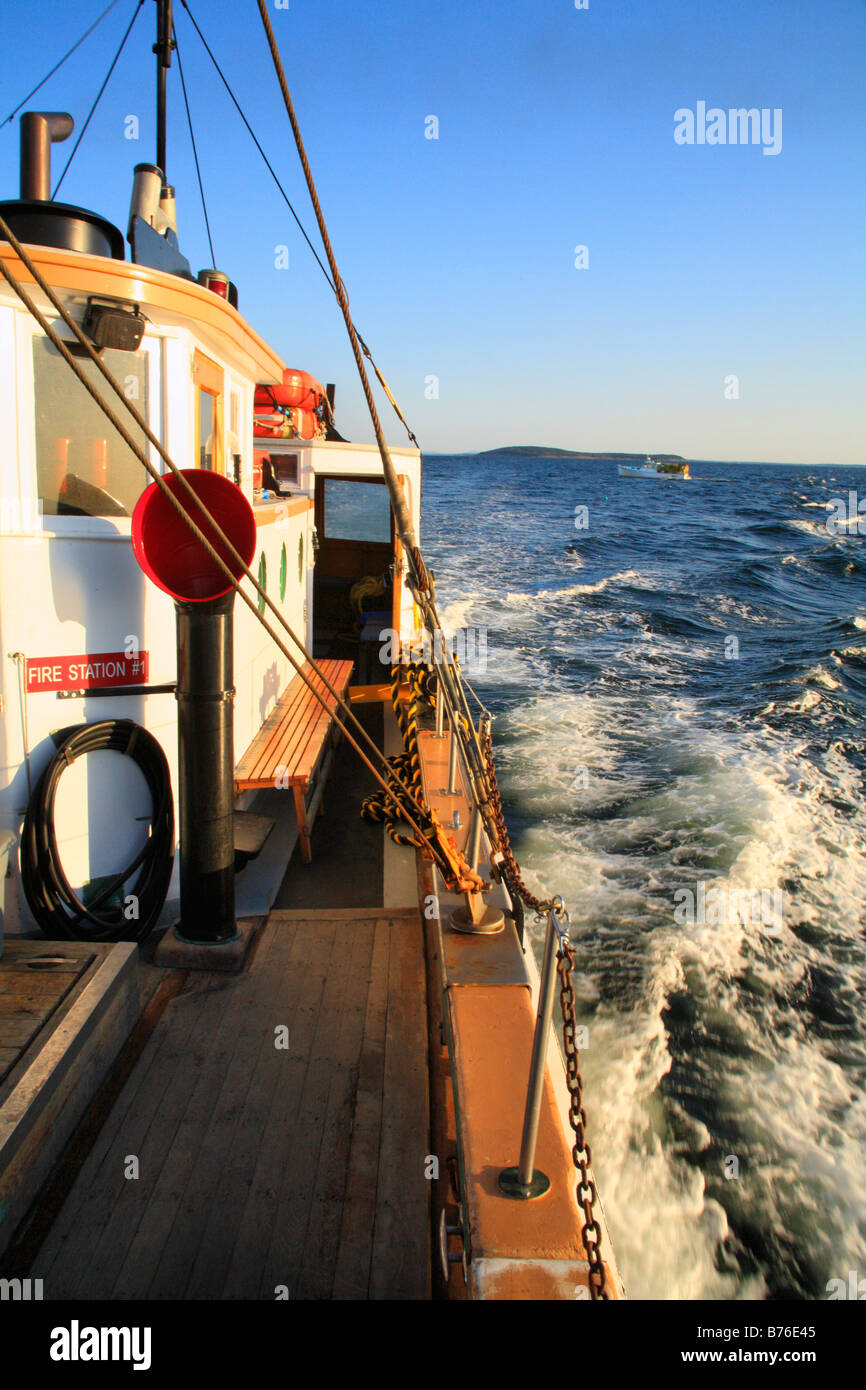 Lobster Boat visto dal traghetto Monhegan, Port Clyde, Maine, Stati Uniti d'America Foto Stock
