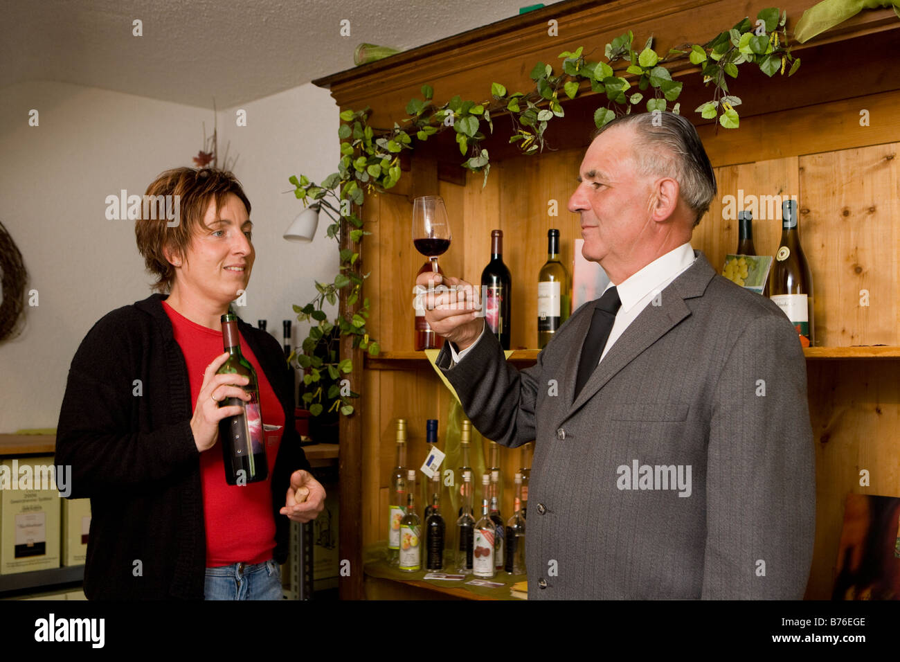 Degustazione di vini con il viticoltore Foto Stock