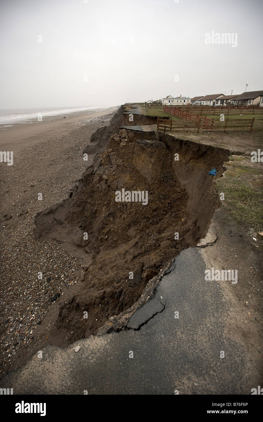 Erosione costiera scogliere case e strada di sprofondare nel mare del Nord a Ulrome e Skipsea East Yorkshire Regno Unito Foto Stock