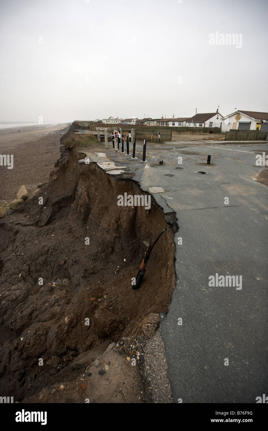 Erosione costiera scogliere case e strada di sprofondare nel mare del Nord a Ulrome e Skipsea East Yorkshire Regno Unito Foto Stock