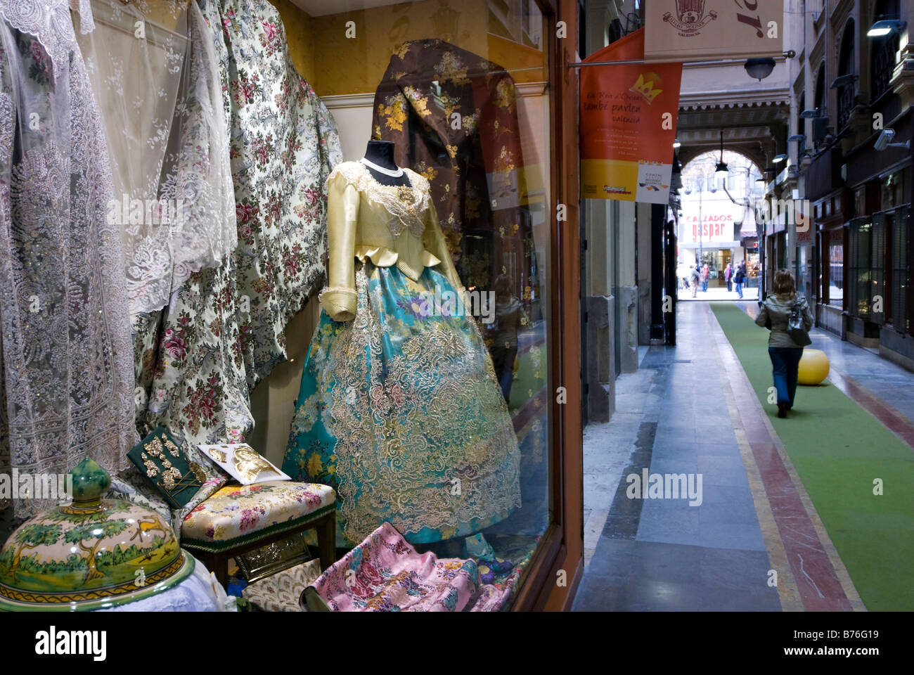 La finestra di visualizzazione del tradizionale spagnolo vestito in costume negozio nel centro storico della città di Valencia Spagna Foto Stock