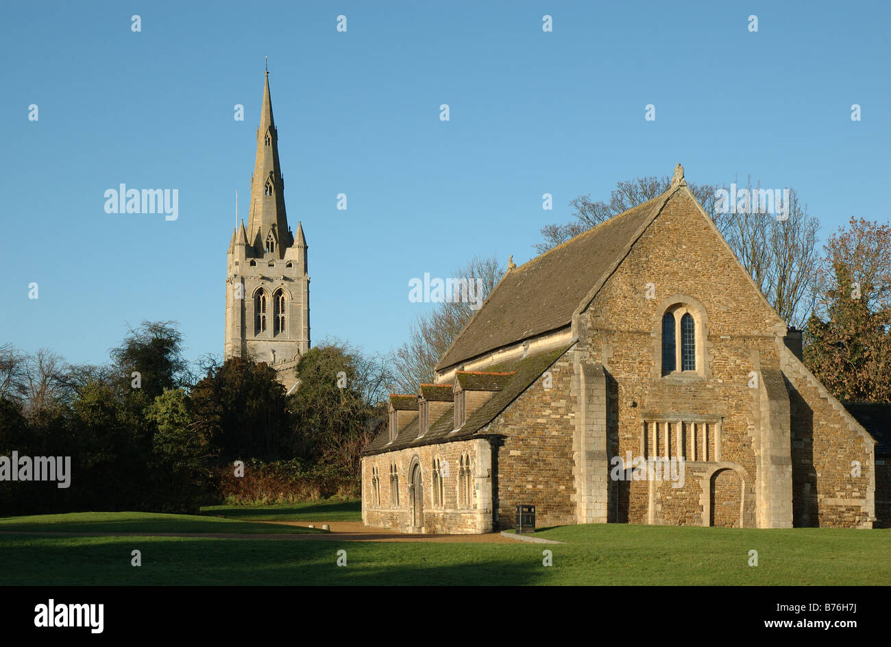 Il castello di Oakham e Chiesa di Tutti i Santi, Oakham, Rutland, England, Regno Unito Foto Stock