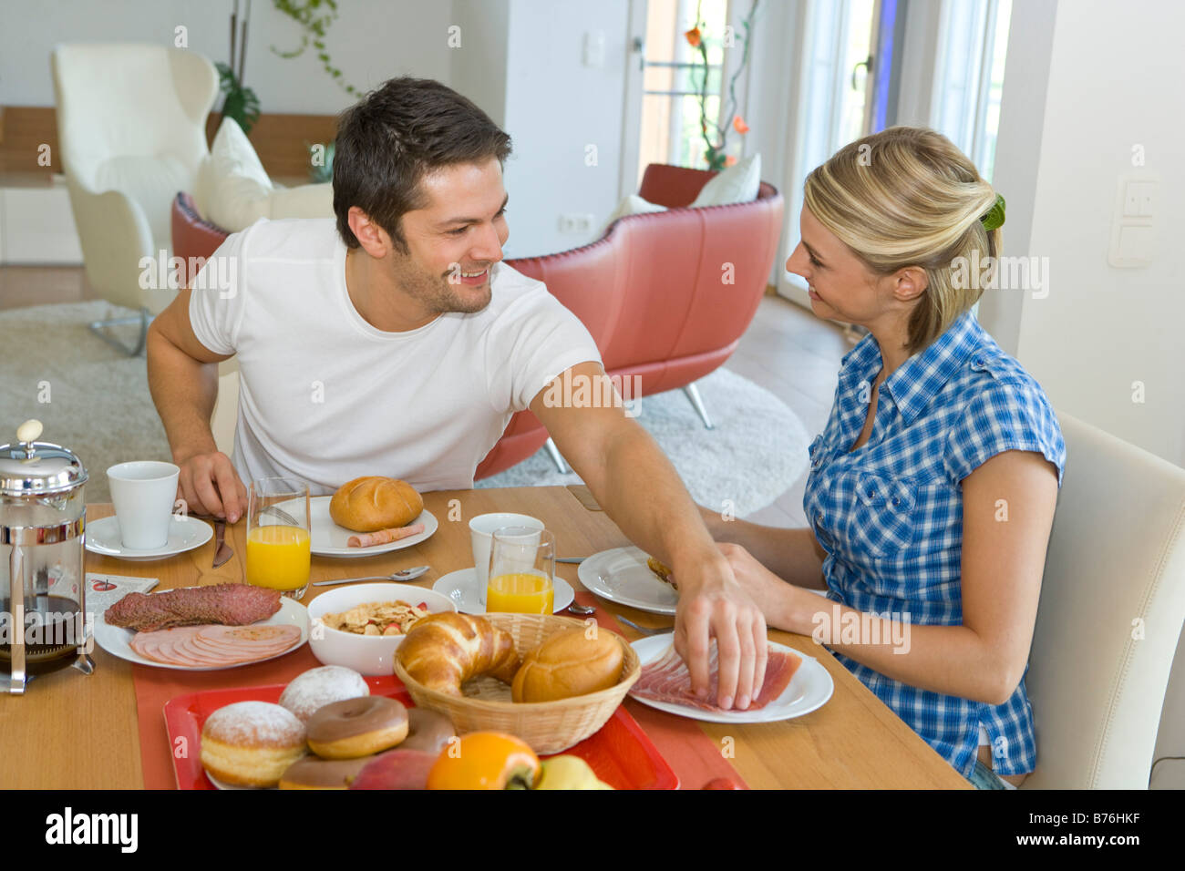 Paar beim gemeinsamen Fruehstueck, giovane avente insieme per la prima colazione Foto Stock