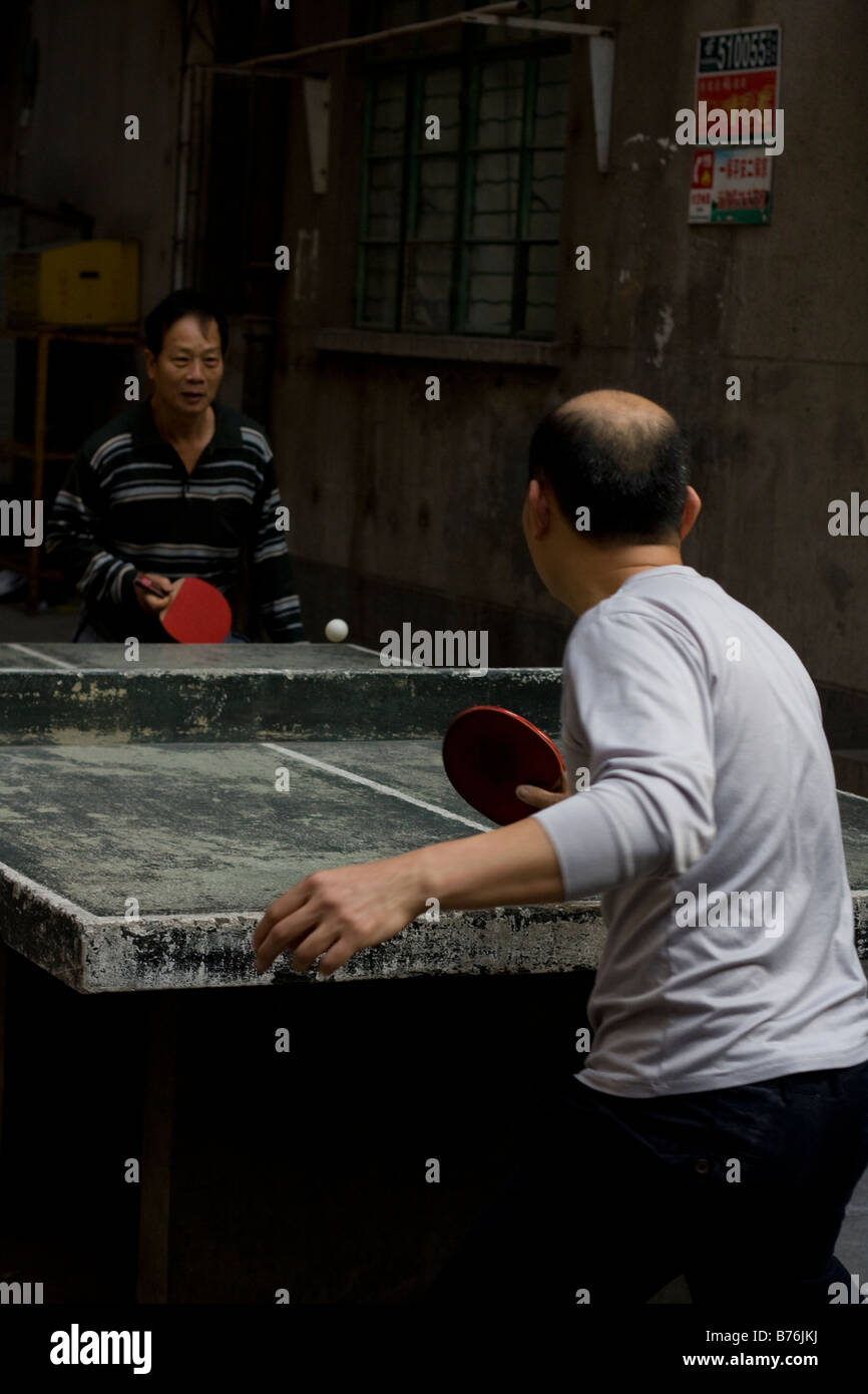 Mattina Ping Pong sul primo inverno freddo giorno dell anno a Guangzhou in Cina La Cina è piena di lotti di calcestruzzo tavoli da ping pong Foto Stock