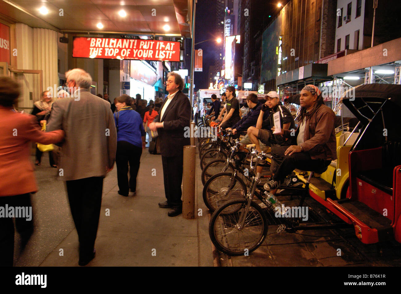 Linea Pedicabs fino al di fuori di un teatro di Broadway come il pubblico abbandona dopo una prestazione in New York City Theatre District Foto Stock
