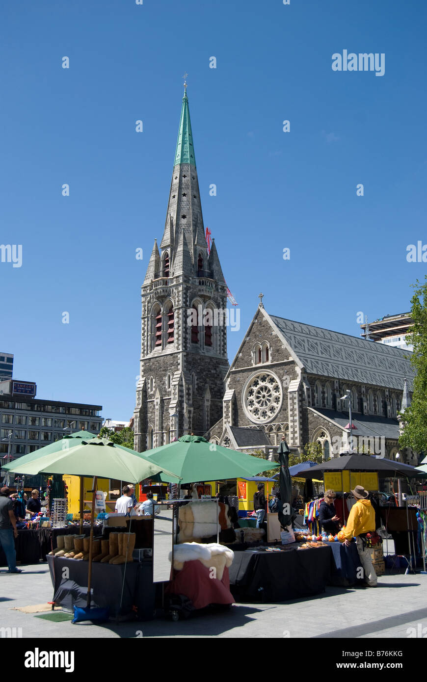 La cattedrale di Christ Church e bancarelle del mercato, Piazza del Duomo, Christchurch, Canterbury, Nuova Zelanda Foto Stock