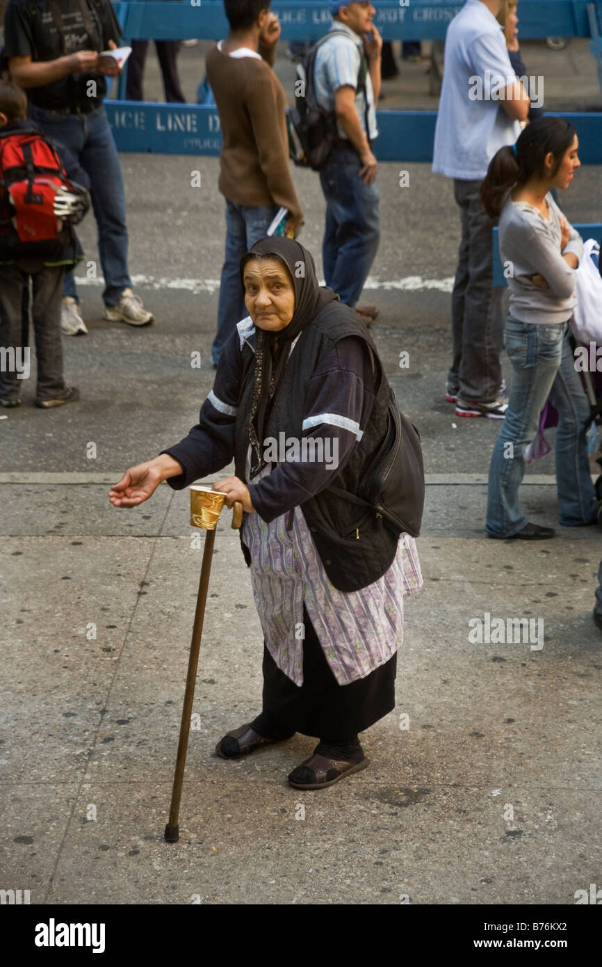 Un anziana donna di accattonaggio all annuale parata di Cristoforo Colombo sulla Fifth Avenue a New York City Foto Stock