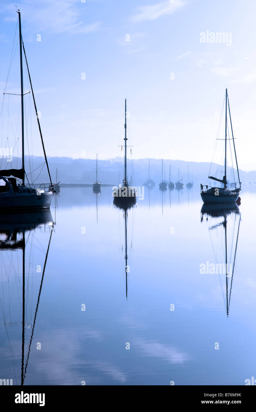 Barche sul fiume Medina, Cowes, Isle of Wight, Inghilterra, Regno Unito,GB. Foto Stock