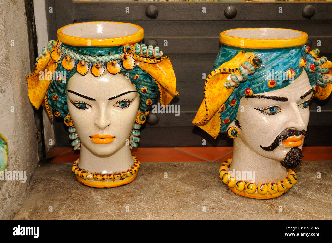 Tipiche ceramiche siciliane gli articoli in vendita nel negozio in Sicilia  a Taormina Italia Foto stock - Alamy