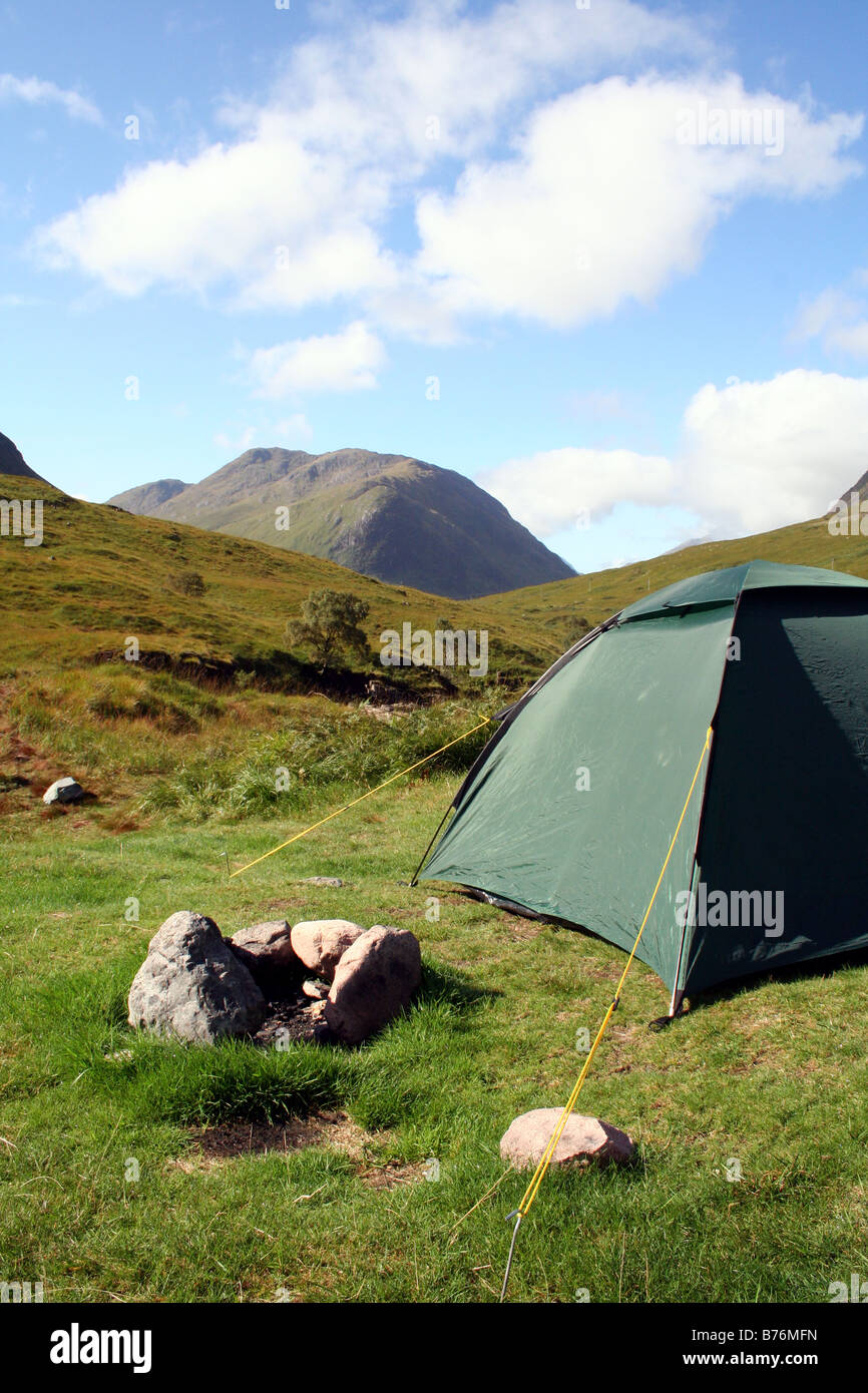 Tenda campeggio selvaggio nelle Highlands scozzesi in Scozia in Glen Etive Foto Stock
