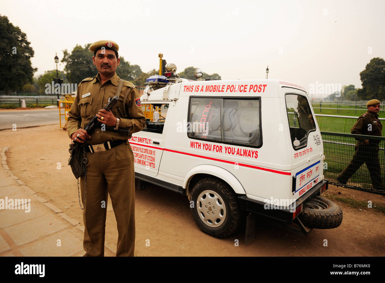 Polizia turistica nota la cinghia la linea sempre con voi come re assicurando l'India Gate Delhi 08 09 01 2009 Foto Stock