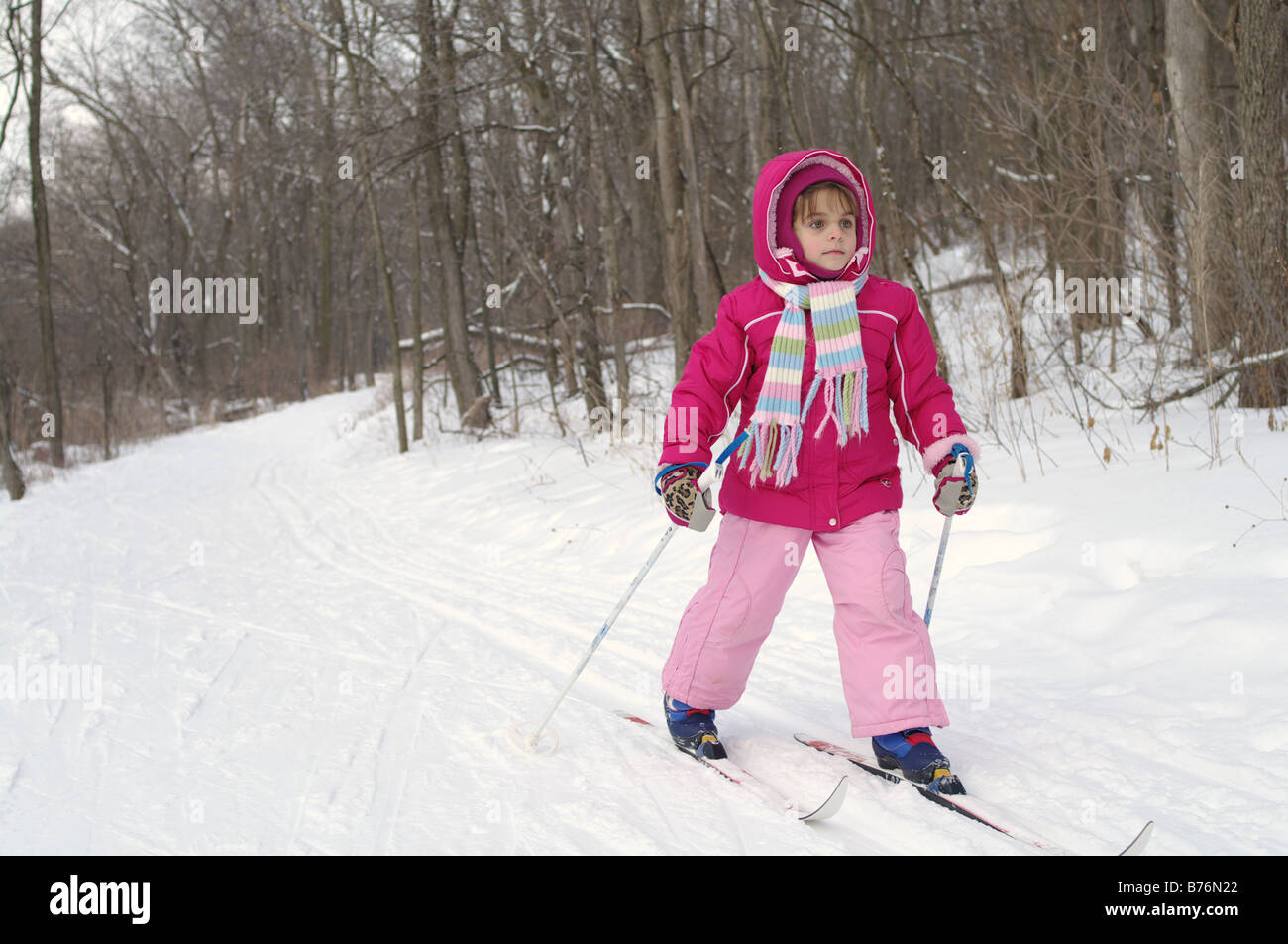 6 anni ragazza di sciare su piste Foto Stock