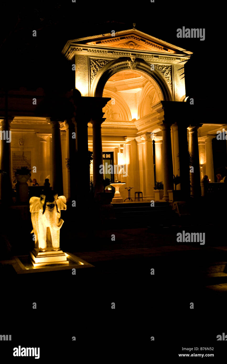 Il giardino dei sogni Un oasi di pace e tranquillità durante la notte Foto Stock