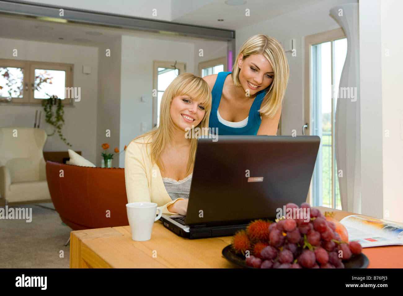 Zwei Frauen surfen zusammen im Internet, due donne navigano in internet insieme Foto Stock