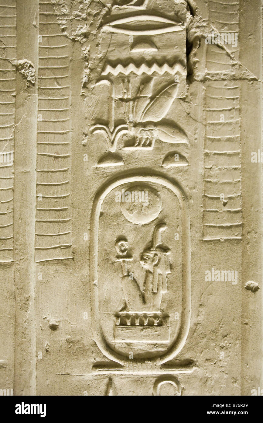 Lavoro di soccorso da santuario entro il tempio di Seti I a Abydos, Valle del Nilo in Egitto Foto Stock