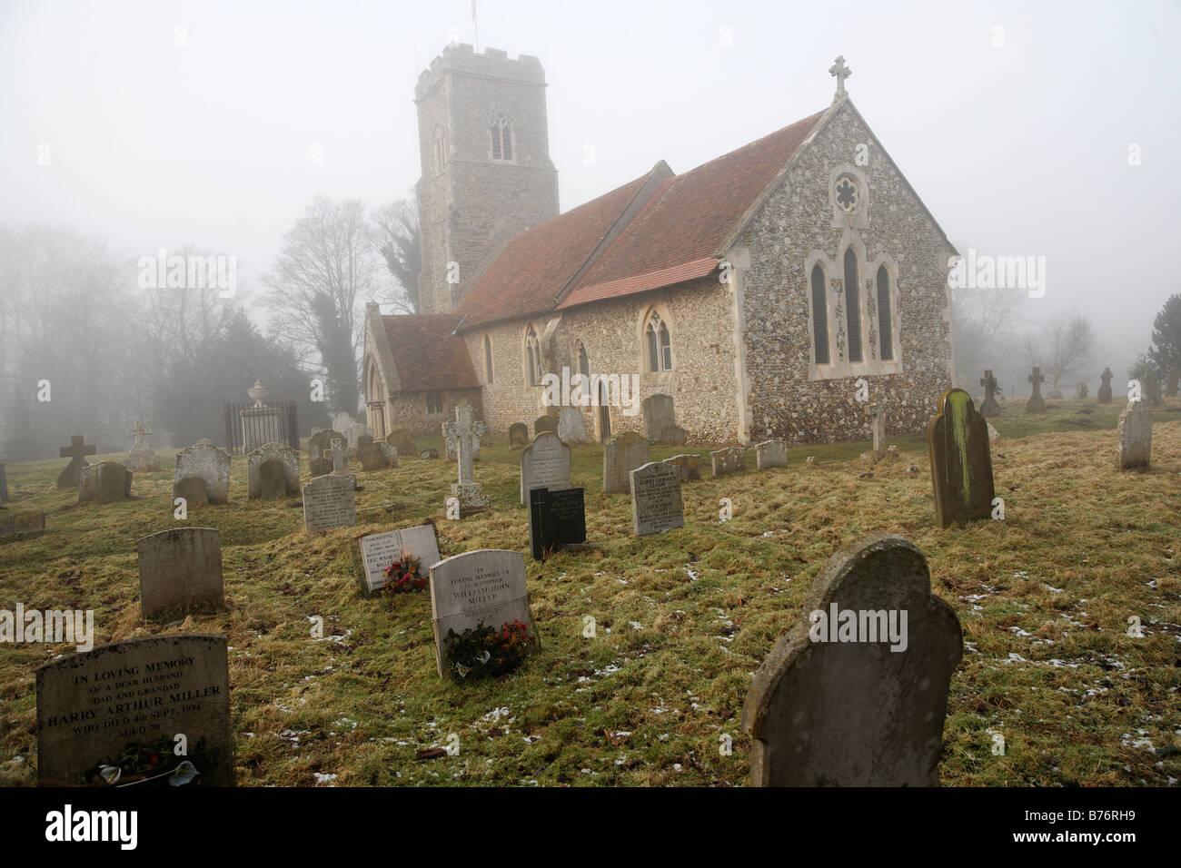 Il congelamento della nebbia e gelo St Margaret s chiesa Shottisham Suffolk in Inghilterra Foto Stock