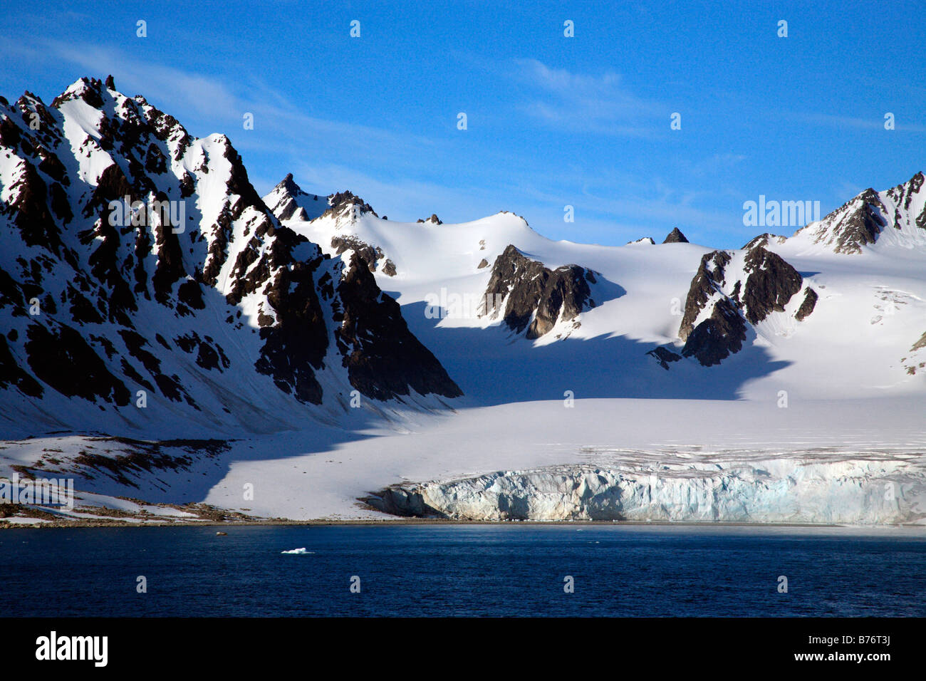 Spitsbergen montagne innevate Glacier Sea Blue Sky. Foto Stock