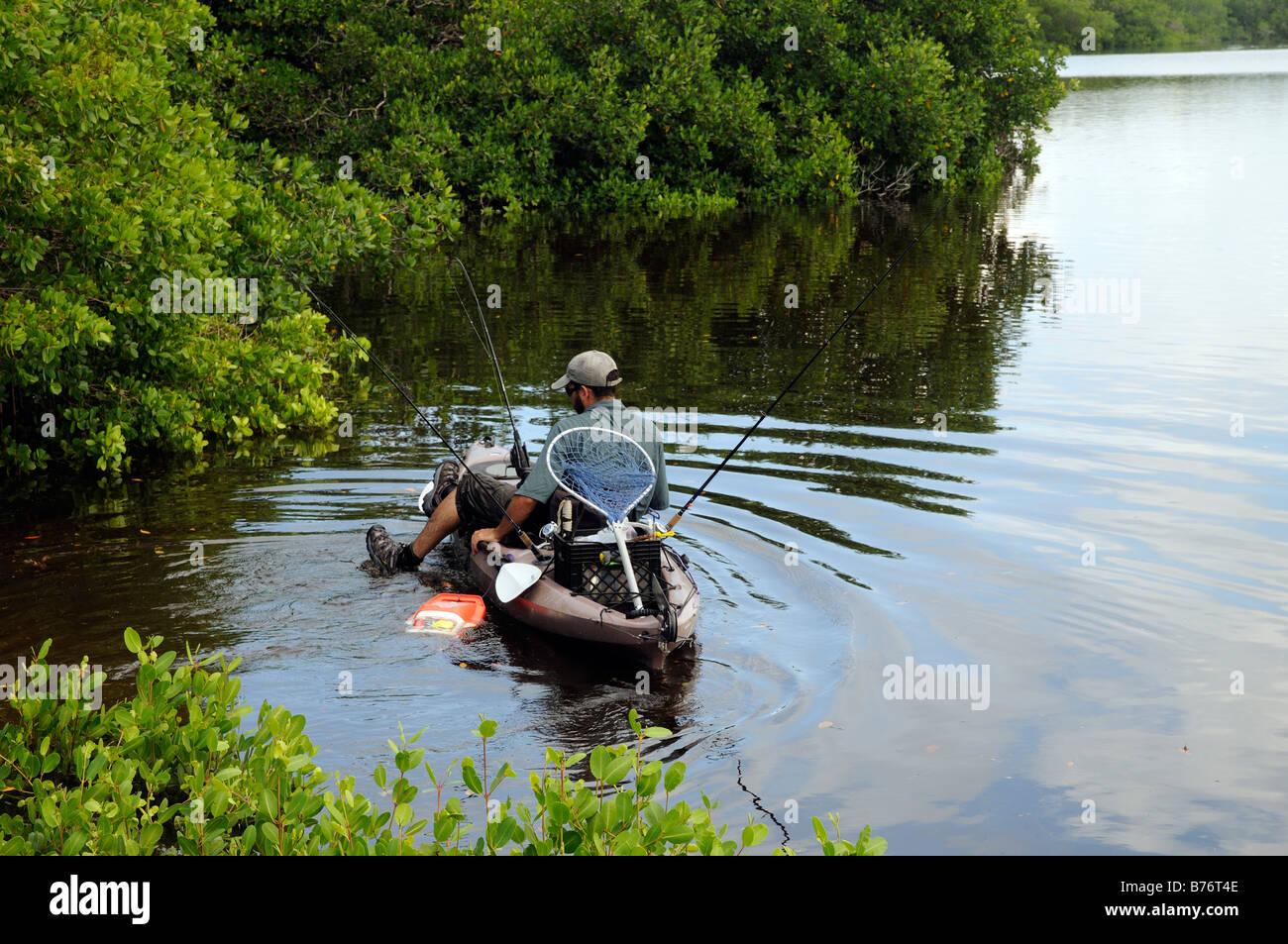 J N Ding Darling National Wildlife Refuge Sanibel Island florida america uomo pesca dal kayak Foto Stock