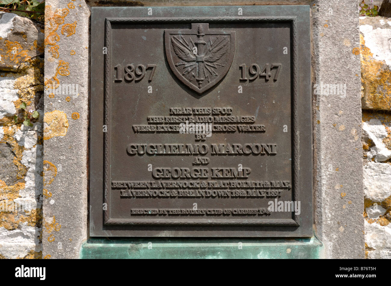 Lapide che ricorda la prima trasmissione radio su acqua Lavernock punto Vale of Glamorgan Wales UK Europa Foto Stock