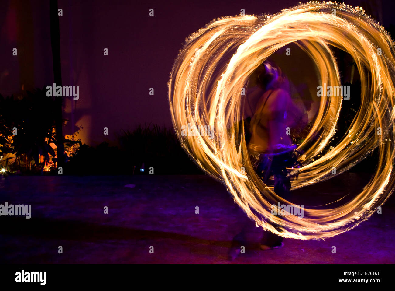 Fire ballerini mettendo su una mostra di notte a Playa Del Carmen in Messico Foto Stock