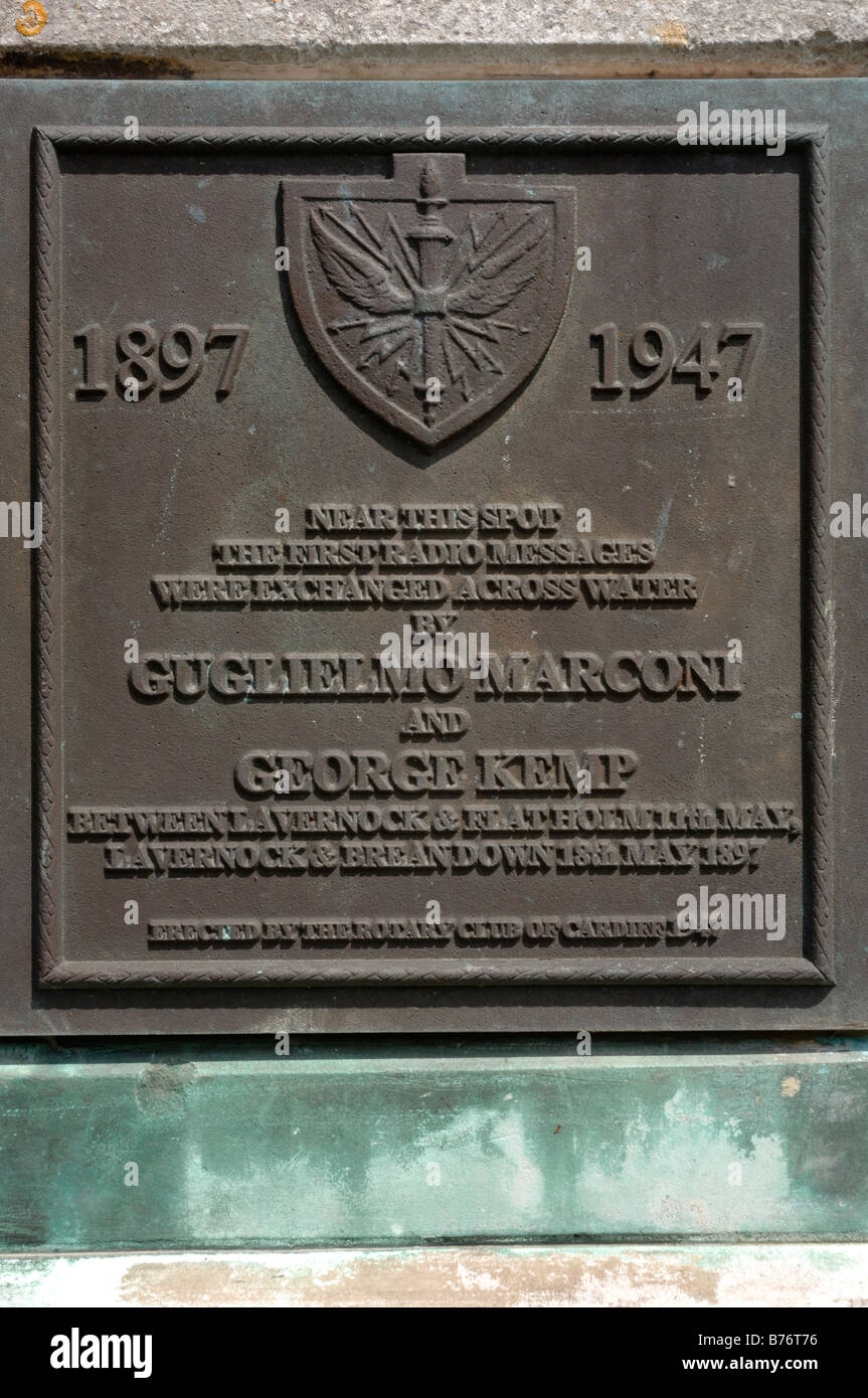 Lapide che ricorda la prima trasmissione radio su acqua Lavernock punto Vale of Glamorgan Wales UK Europa Foto Stock
