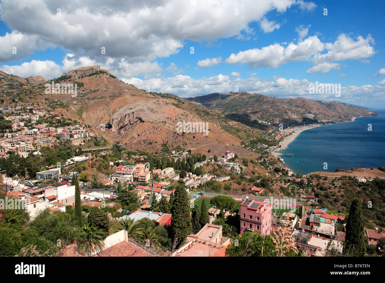 Vista da Taormina verso Messina con mare Ionio, Sicilia Foto Stock