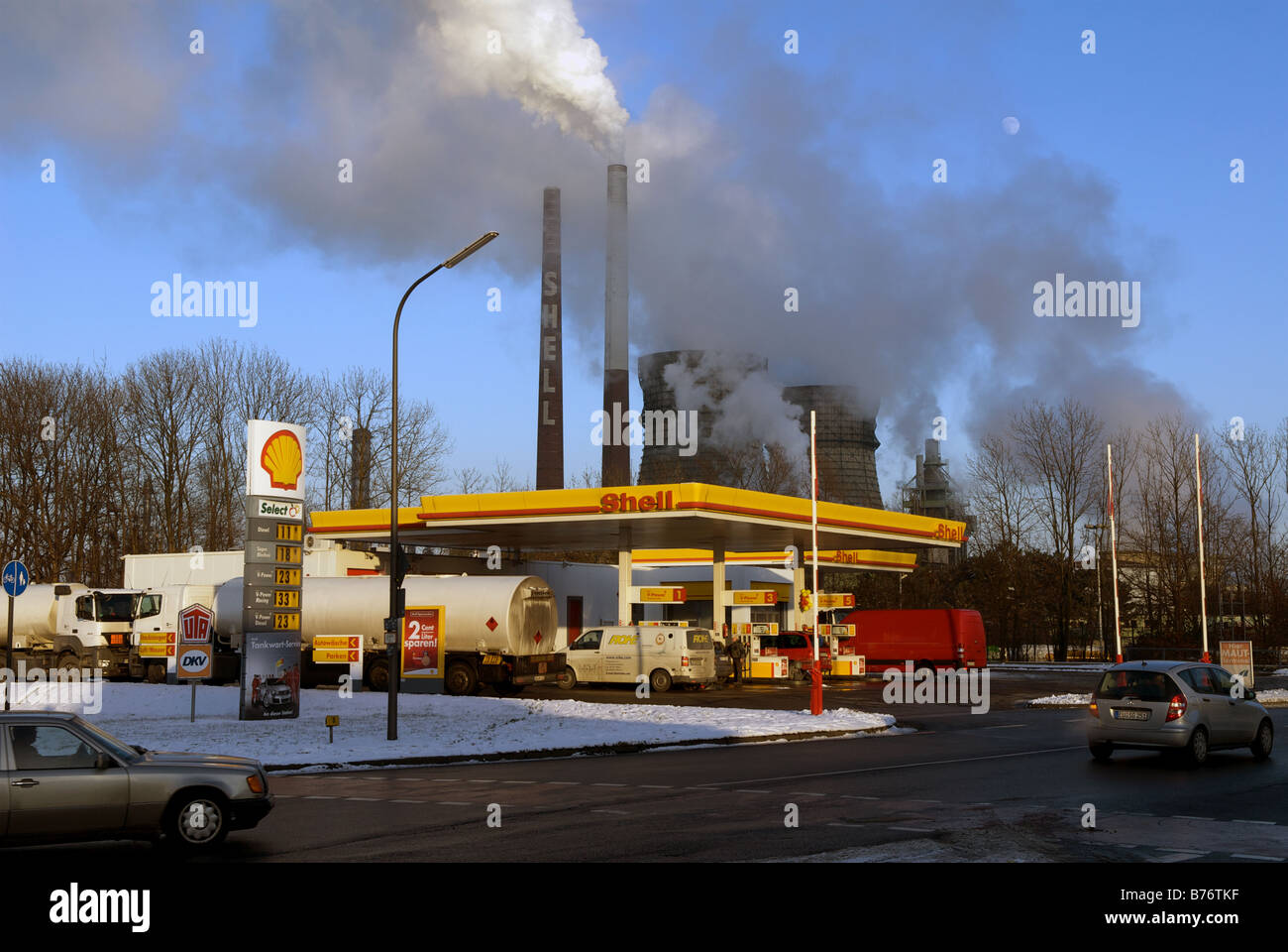 Distributore di benzina Shell e la raffineria di petrolio, Germania. Foto Stock