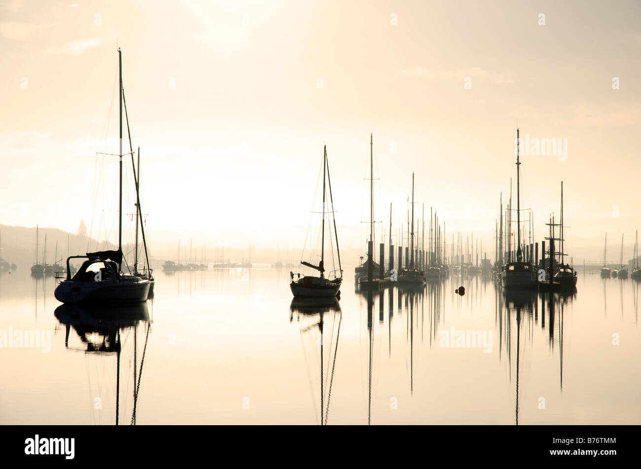 Barche sul fiume Medina, Cowes, Isle of Wight, England, Regno Unito, GB. Foto Stock