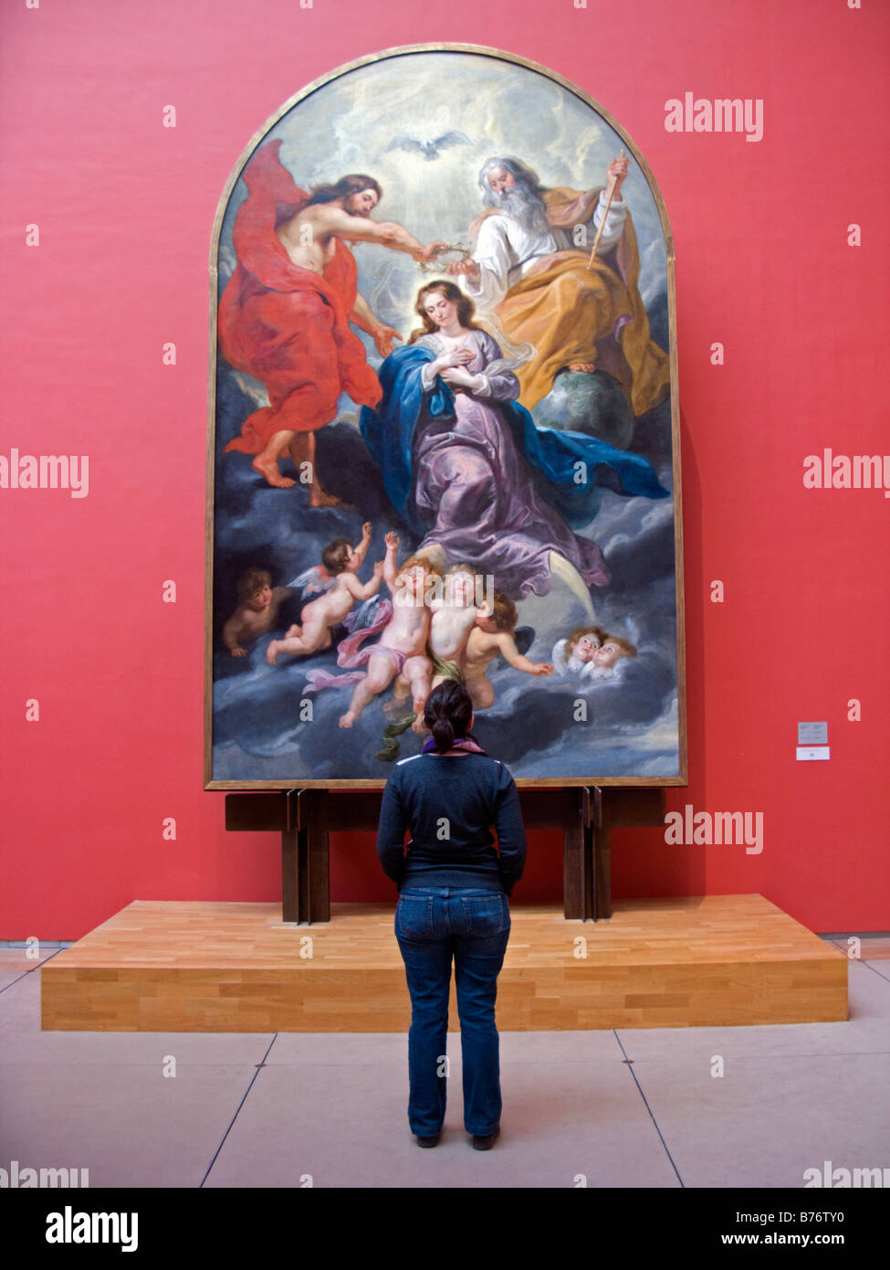 Visitatore guardando il dipinto di Rubens al Musees Royaux des Beaux Arts de Belgique o il museo delle belle arti di Bruxelles Belgio Foto Stock