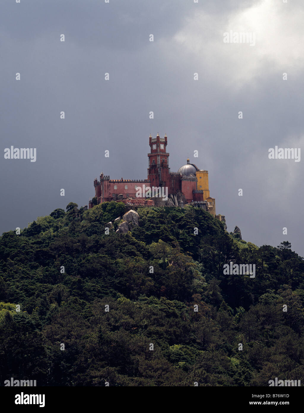 Palacio Da Pena, Sintra, Portogallo. Un romantico castello fantasy su una cima di montagna, costruito dal re Ferdinando II circa 1847 Foto Stock