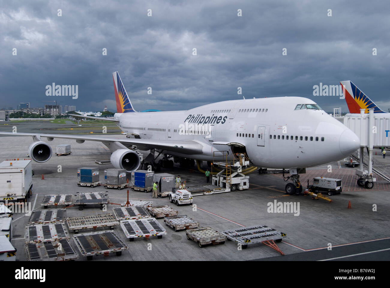 Philippine Airlines Boeing 747 essendo caricato con contenitori di carico, l'Aeroporto Internazionale di Manila Manila, Filippine Foto Stock
