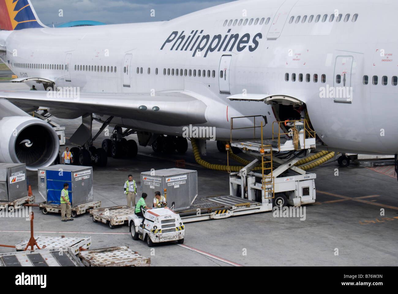 Philippine Airlines Boeing 747 essendo caricato con contenitori di carico, l'Aeroporto Internazionale di Manila Manila, Filippine Foto Stock