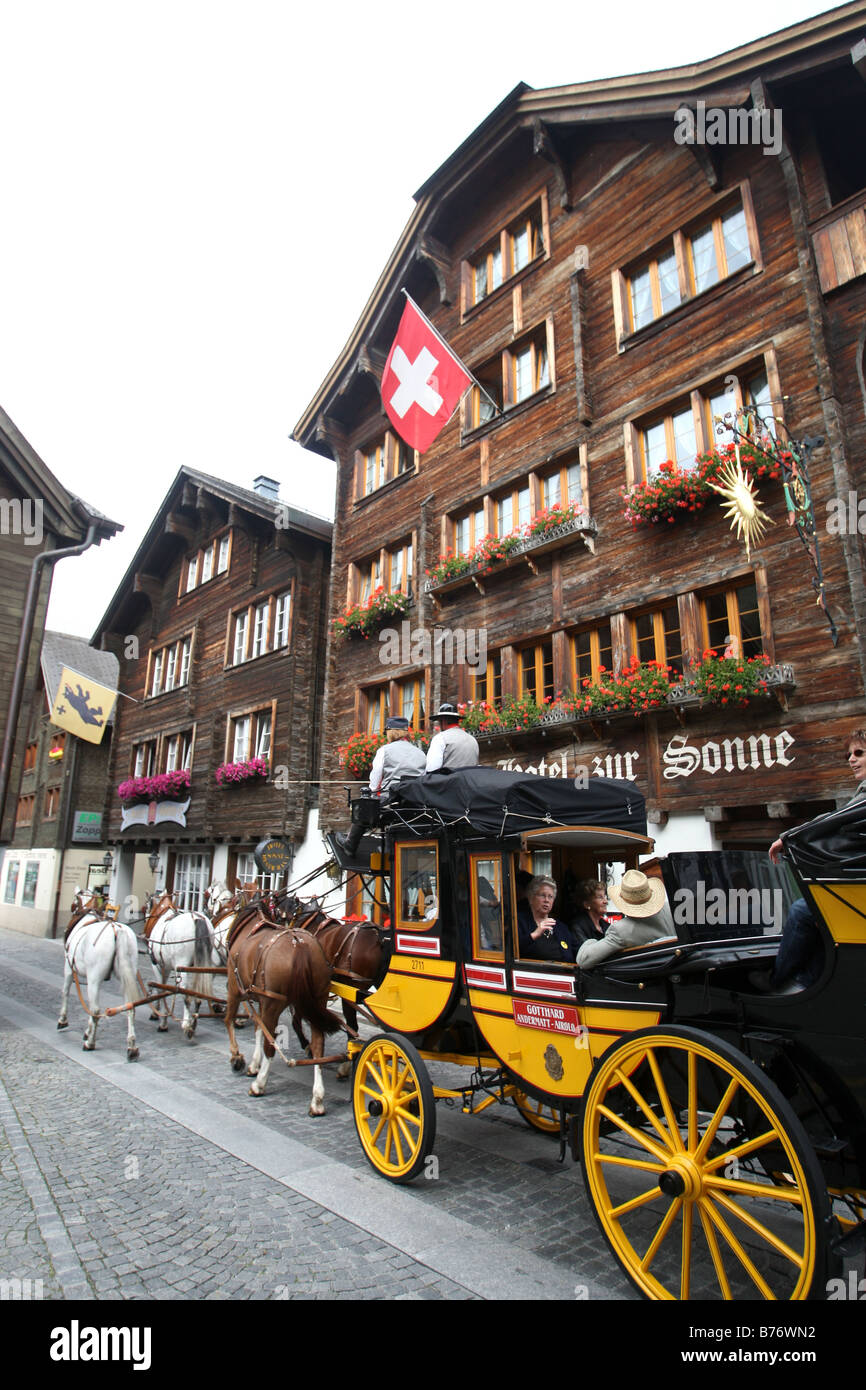 Carro trainato da cavalli al di fuori dell'Hotel Sonne Nel centro della città di Andermatt in Svizzera. Foto Stock