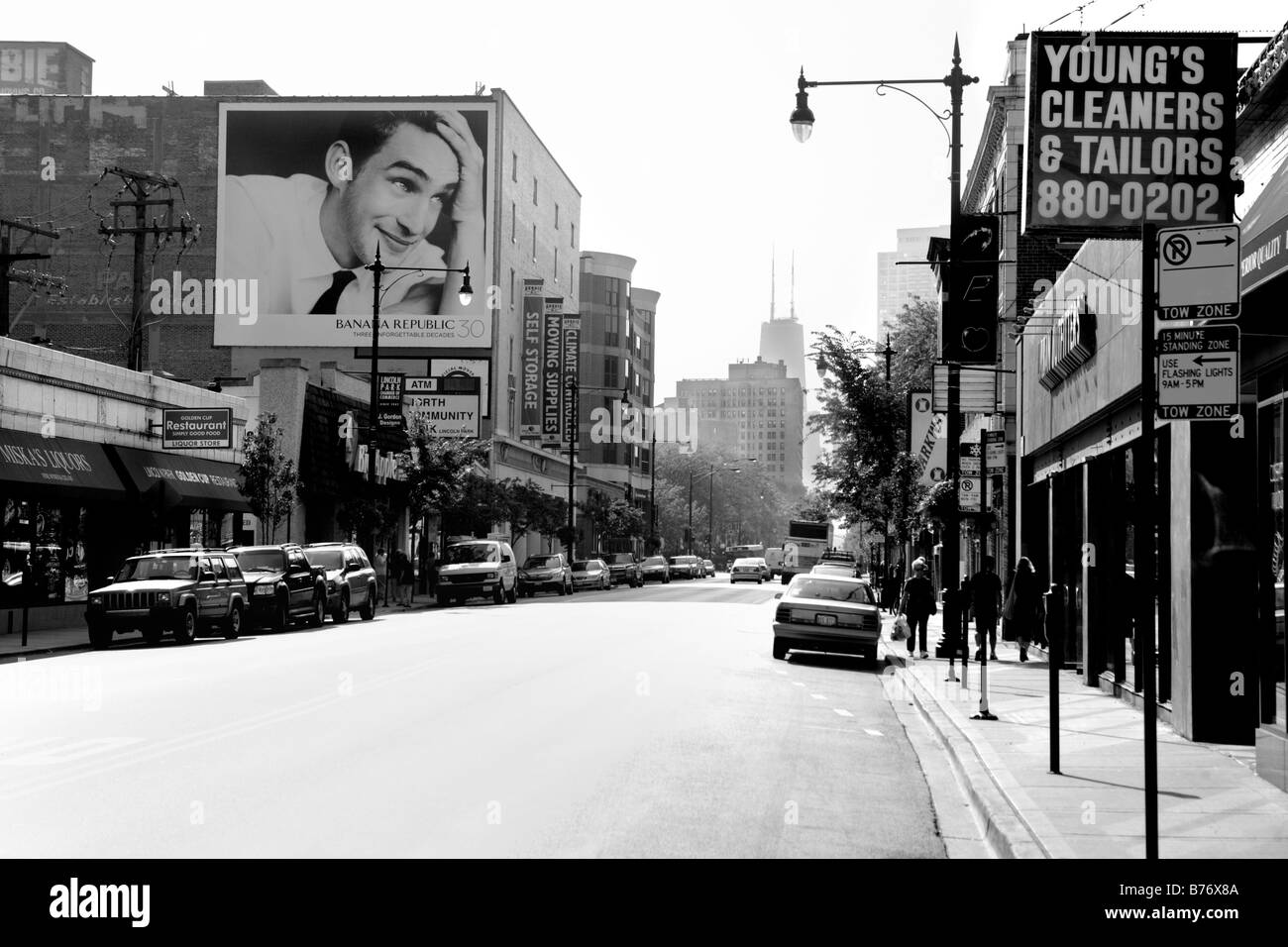 CLARK STREET appena a sud di FULLERTON PARKWAY Lincoln Park di Chicago, Illinois, Stati Uniti d'America Foto Stock