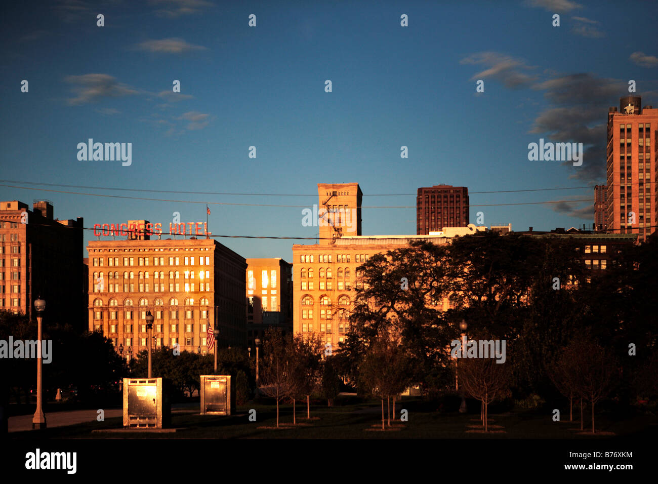 Luce del sole di mattina riflette il CONGRESS HOTEL e altri edifici storici su Michigan Avenue nel centro di Chicago in Illinois Foto Stock