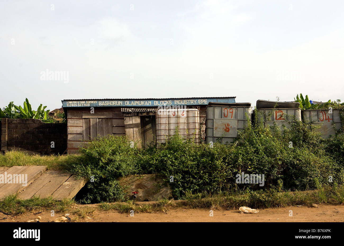 Blocco di calcestruzzo fabbricante lungo la strada di Epe, Stato di Lagos, Nigeria Foto Stock