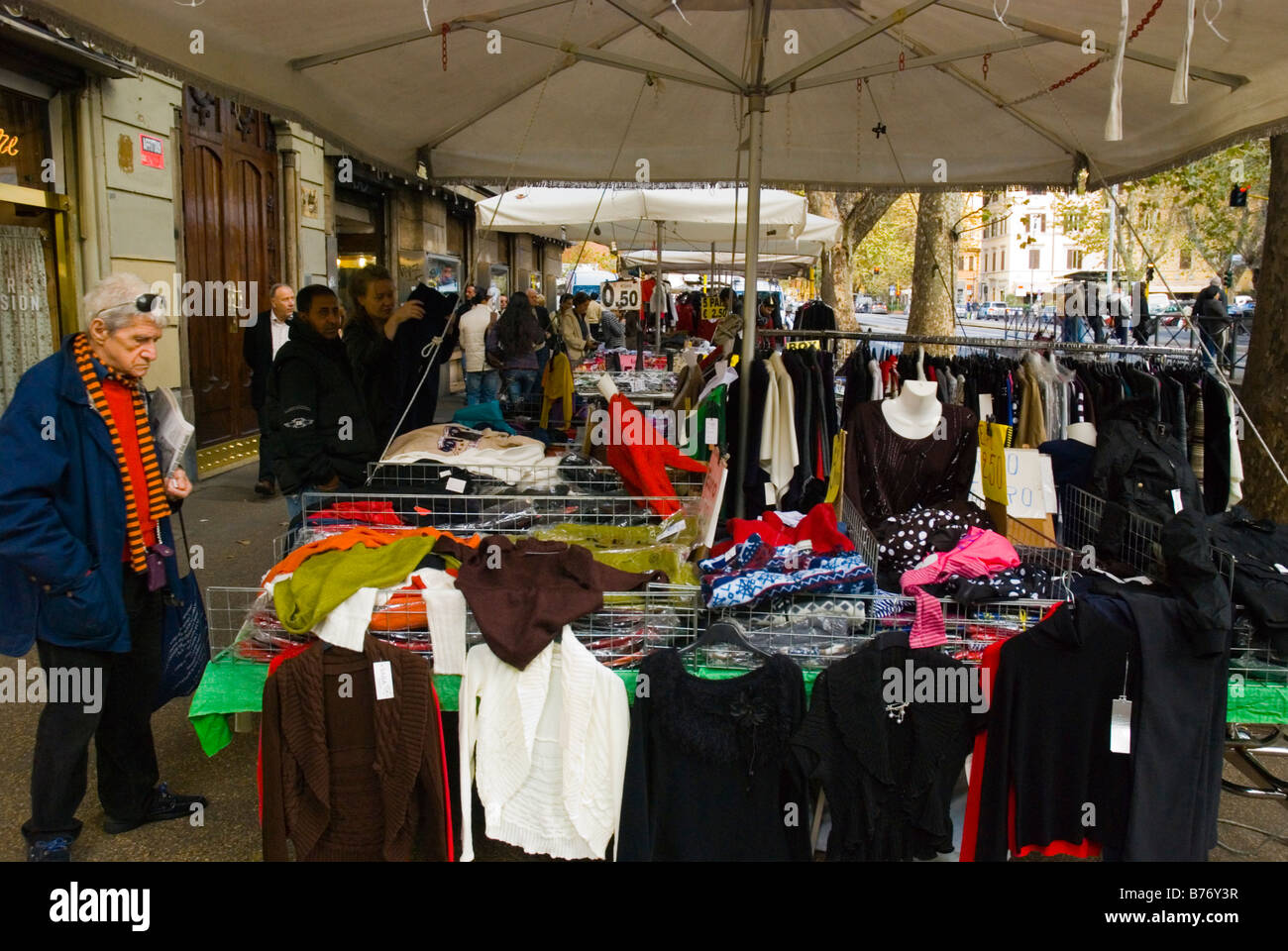 Bancarelle che vendono vestiti a buon mercato lungo Viale di Trastevere,  nel quartiere di Trastevere Roma Italia Europa Foto stock - Alamy