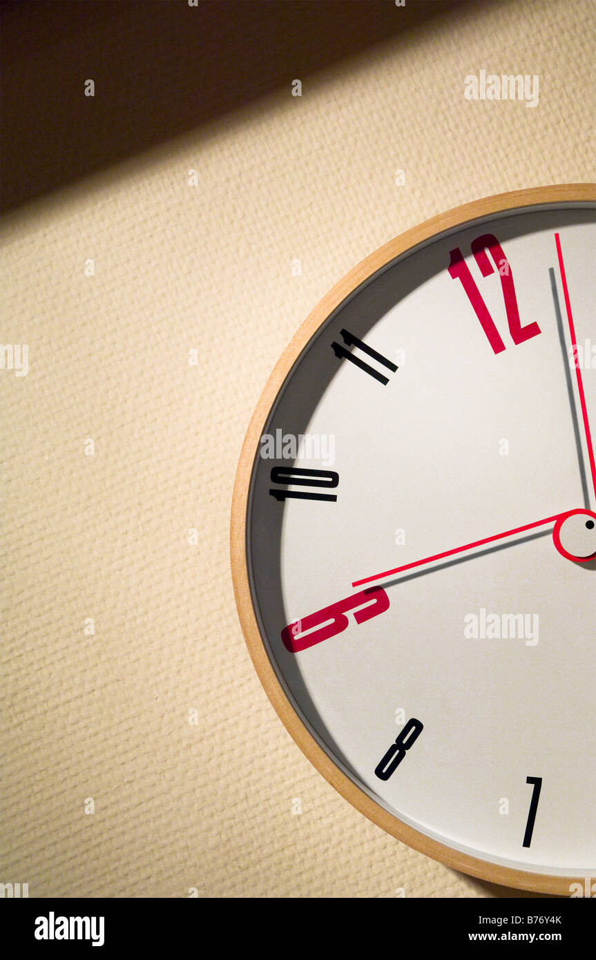 Orologio di design contemporaneo che mostra un paio di minuti dopo le nove di mattina. Testurizzato su sfondo semplice Foto Stock